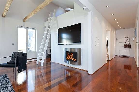 Lys og flott stue med synlige takbjelker. Galleribilde