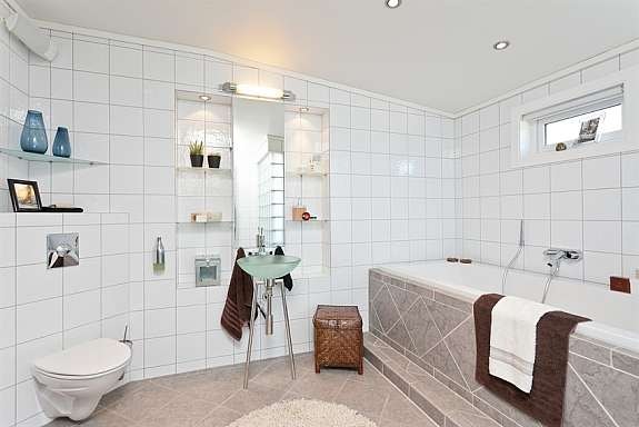 Romslig og delikat bad/wc. Badekar og dusj Galleribilde