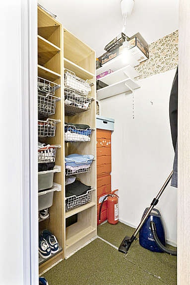 Romslig garderobe/kott. Galleribilde