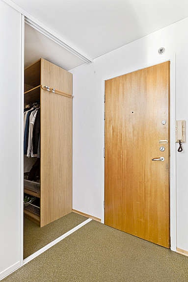 Romslig garderobe/kott. Galleribilde