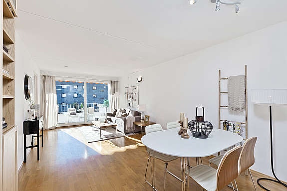 Romslig stue med utgang til balkong. Galleribilde