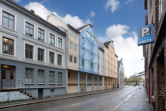 Bygget ble ført opp av NCC i 1998 og har fasade mot Lars Hilles gate Galleribilde