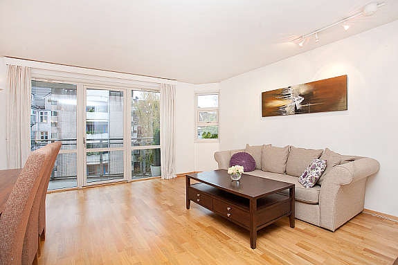 Flott stue med store lysflater og utgang til altan Galleribilde