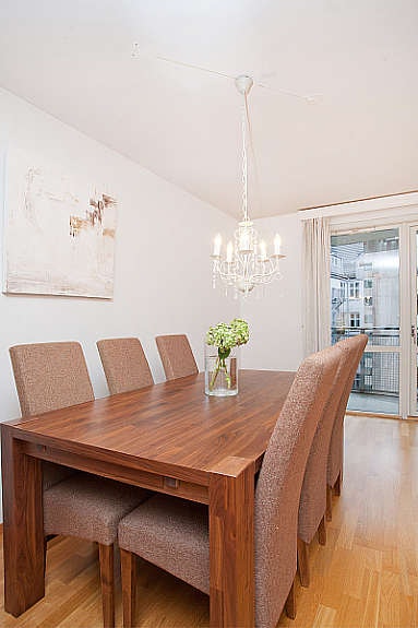 God plass til spisebord i stue Galleribilde