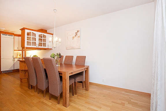 Flott løsning for spisebord ved åpen kjøkkenløsning Galleribilde