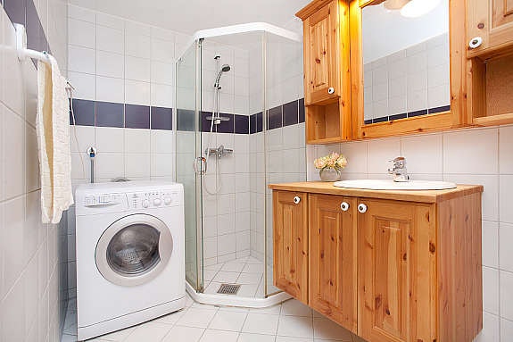 Romslig baderom med opplegg for vaskemaskin Galleribilde