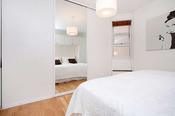 Pent hovedsoverom med speil skyvedørsgarderobe Galleribilde