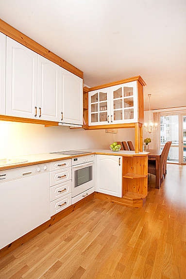 Kjøkken med mindre barløsning mot stue Galleribilde