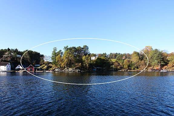 Eiendommen sett fra sjøen Galleribilde