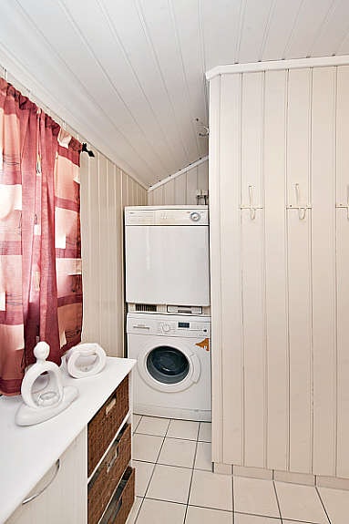 Baderom med skjult vaskesøyle Galleribilde