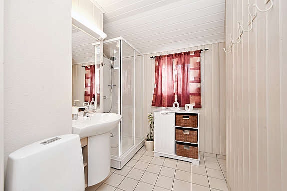 Baderommet er pusset opp i 2008 og er utsyrt med dusjkabinett Galleribilde