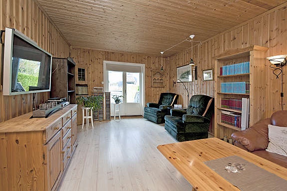 Romslig stue med adkomst til terrasse Galleribilde