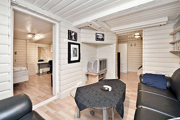 Kjellerstue med adkomst til 2 disponible rom som i dag brukes som soverom Galleribilde