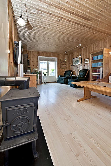 I stuen er det innsatt en praktisk vedovn for kalde høstkvelder Galleribilde