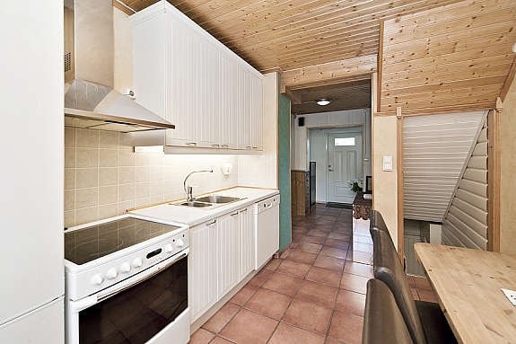 Fliser hele veien fra entre og på kjøkken Galleribilde