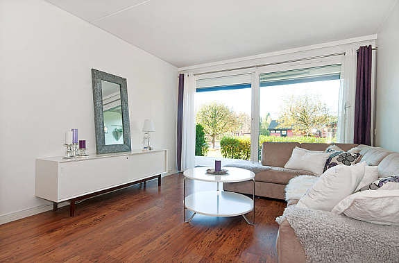 Romslig stue med utgang til stor terrasse Galleribilde