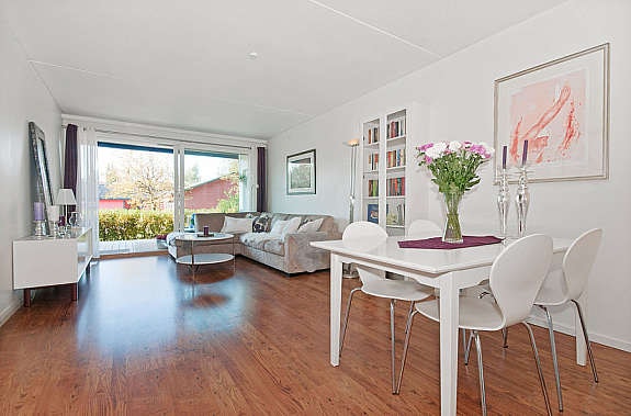 Romslig stue med spiseplass og utgang til stor terrasse Galleribilde