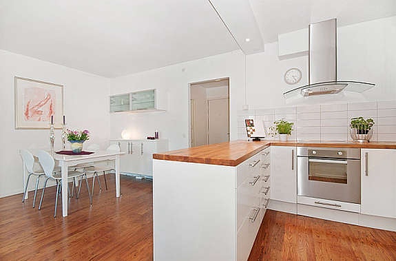 Kjøkken i åpen løsning mot stue Galleribilde