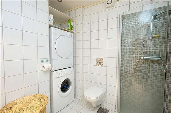 Flialagt bad med plass til vaskemaskin og tørketrommel Galleribilde