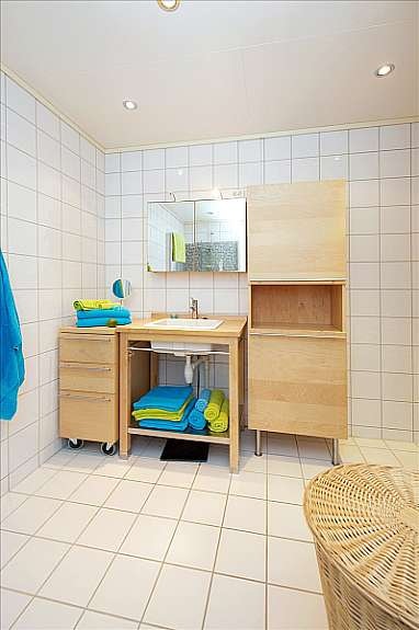 Flislagt bad med downlights Galleribilde