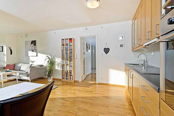 Det er varmekabler på kjøkkengulvet også. Ventilator med utføringskanal. Galleribilde