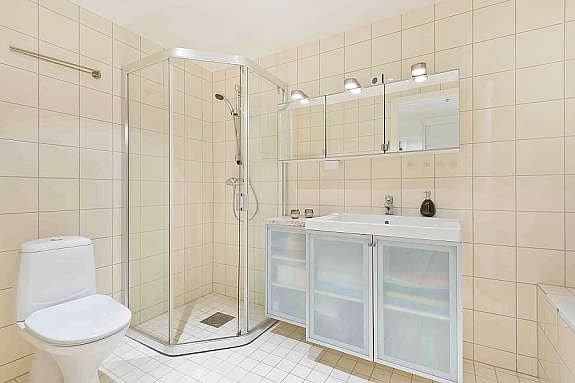 Meget pent og moderne bad med stilriktig innredning. Galleribilde