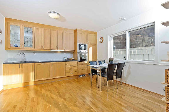 Kjøkkenet har god størrelse med god plass til spisebord. Galleribilde