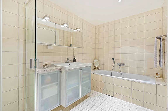 Det er både et funksjonelt dusjhjørne og innfliset badekar. Galleribilde