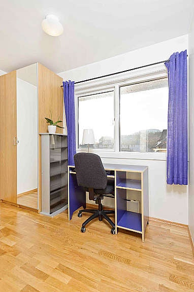 Bilde av det andre soverommet, som har et garderobeskap til oppheng av klær. Galleribilde