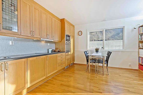 Microbølgeovn, høyskapsovn, oppvaskmaskin, koketopp samt kjøl-/fryseskap er integrerte og medfølger i handelen. Galleribilde