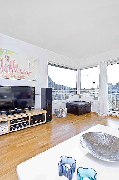 Det er klassisk eikeparkett på gulvet med varmekabler under og lysmalte overflater i stuen. Galleribilde