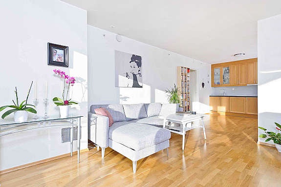 Det er delvis flytende overgang mellom stuen og kjøkkenet. Galleribilde