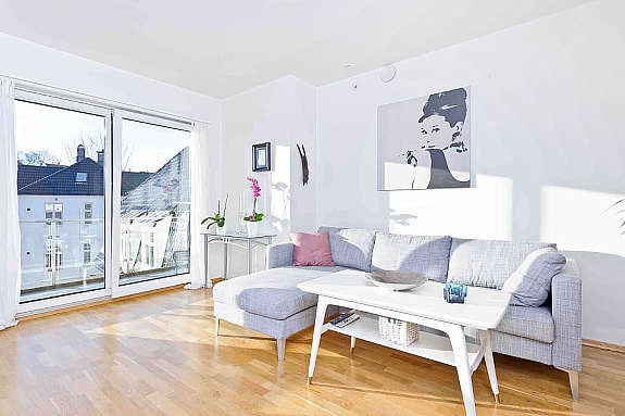 Det er utgang til en vinkelterrasse på 12,5 kvm. fra stuen. Galleribilde