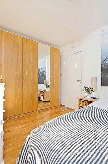 Romslig garderobeskap på hovedsoverommet. Galleribilde