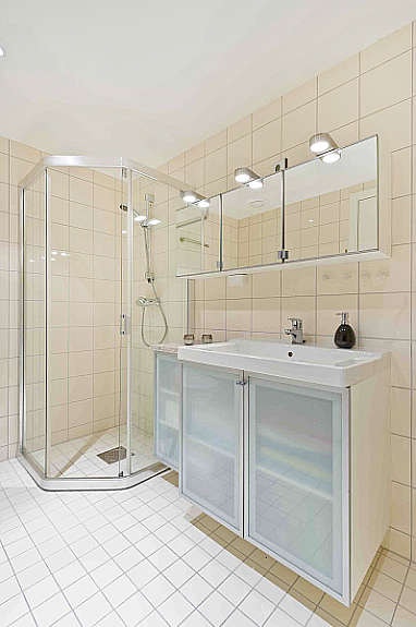 Meget pent og helfliset bad med tidløse kvaliteter. Galleribilde