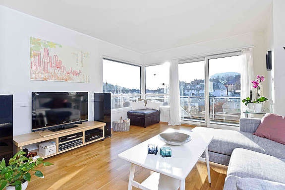 Koselig stue med flere vindusflater, som tilfører rommet gode lysforhold. Galleribilde