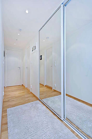 Lys og pen gang med romslig skyvedørsgarderobe. Galleribilde