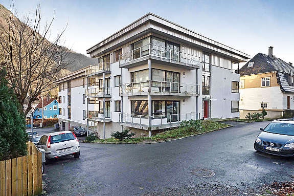 Leiligheten er en topp-/hjørneleilighet i byggets 3. etasje. Det er fast garasjeplass i underetasjen og heis direkte opp til leilighetens etasjeplan. Galleribilde