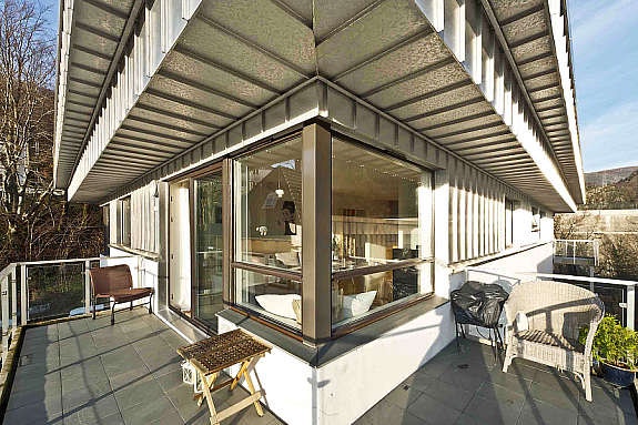 Koselig vinkelterrasse med gode utsiktsforhold. Galleribilde