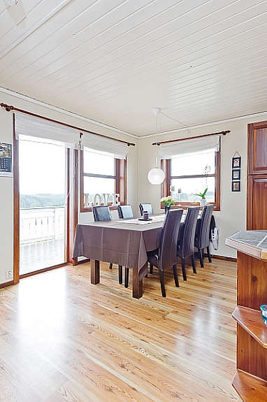 På kjøkkenet er det utgang til stor terrasse med flott utsikt. Galleribilde