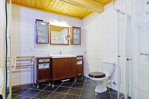 Selger opplyser om at badet er nytt fra 2005. Galleribilde