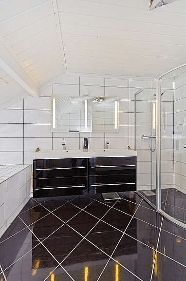 Meget pent og eksklusivt helfliset bad fra 2008. Galleribilde