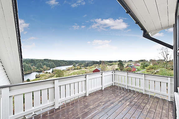 Stor og solrik terrasse med flott utsikt. Galleribilde