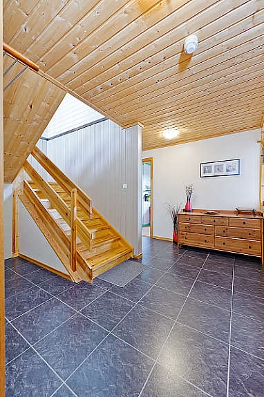 Romslig hall med laminat på gulvet. Galleribilde