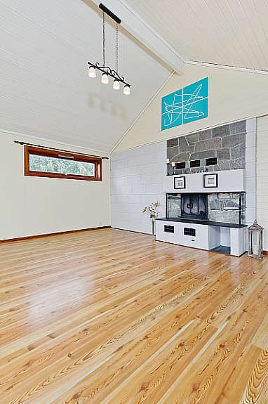 I 2 etasje er det en stor og lys stue med utgang til solrik terrasse. Galleribilde