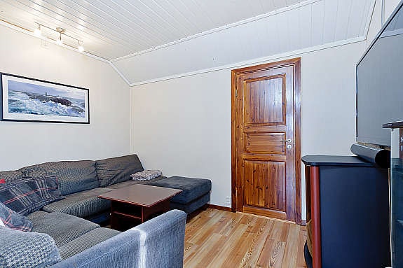Koselig tv-stue i 2 etasje med plass til sittegruppe. Inngang til bod med god lagringsplass. Galleribilde