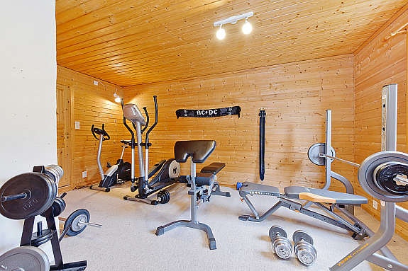 Soverom med teppe på gulv. Inngang til bod. Galleribilde