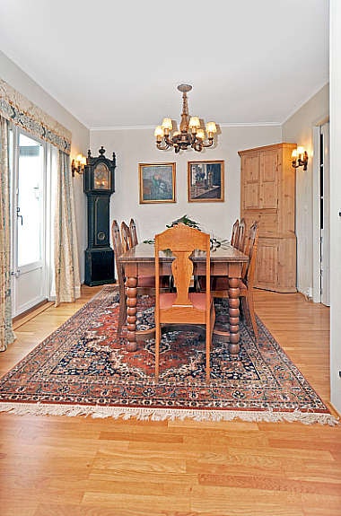 Spisestue, kjøkkenet ligger praktisk til på høyre side. Galleribilde