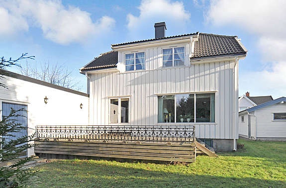 Fasade mot vest. Stor solrik terrasse. Galleribilde