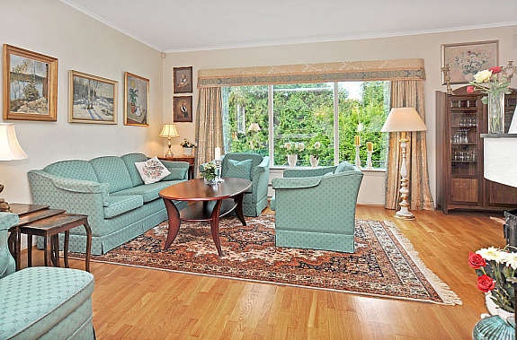 Lys stue med store vindusflater Galleribilde